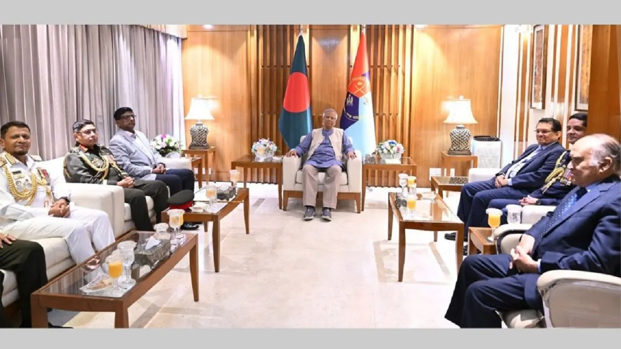 প্রধান উপদেষ্টার সঙ্গে তিন বাহিনীর প্রধানদের সাক্ষাৎ